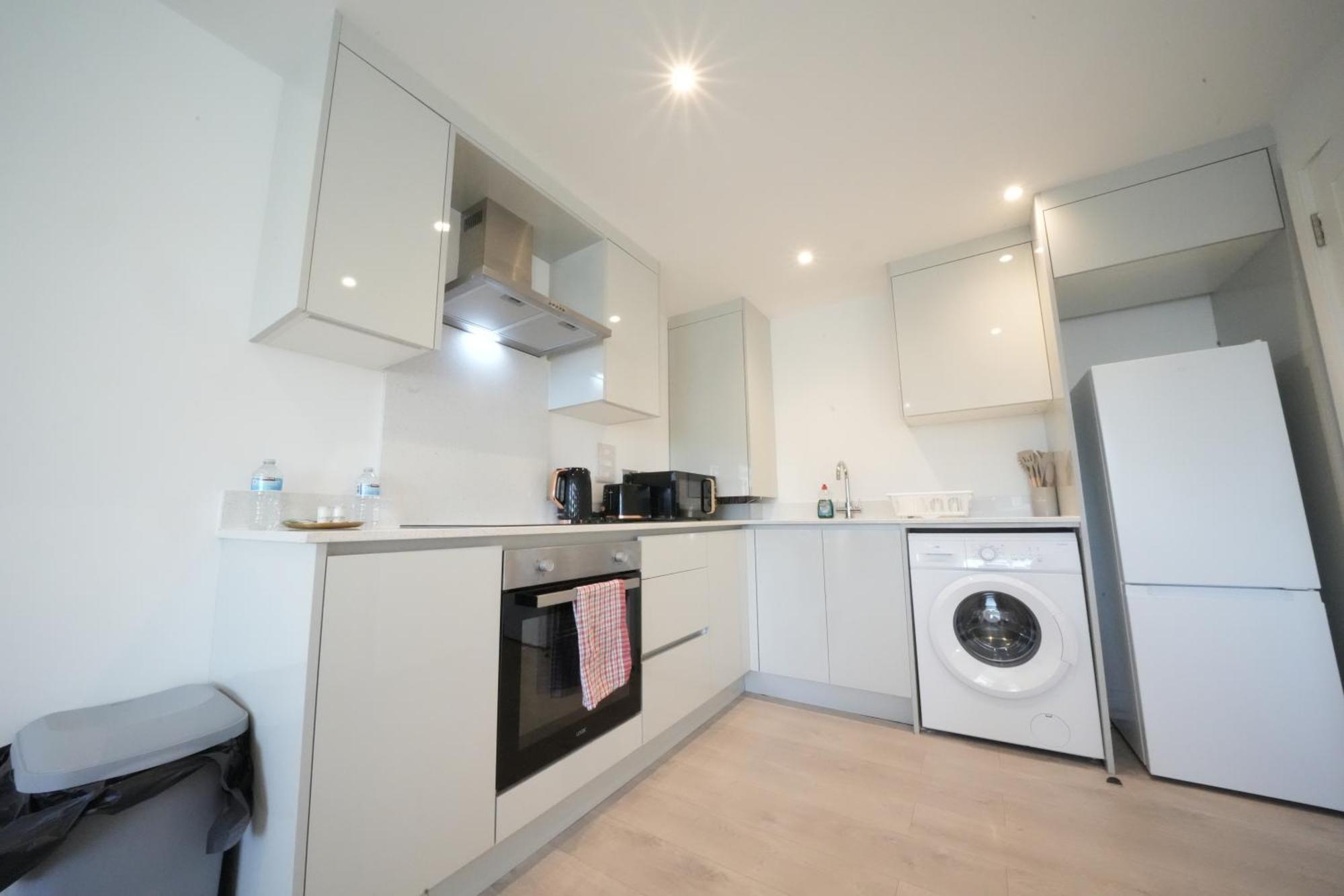 Apartment 10 Min Drive To Airport - Free Parking - 15 Min Bus Ride - Ev Charge Available *