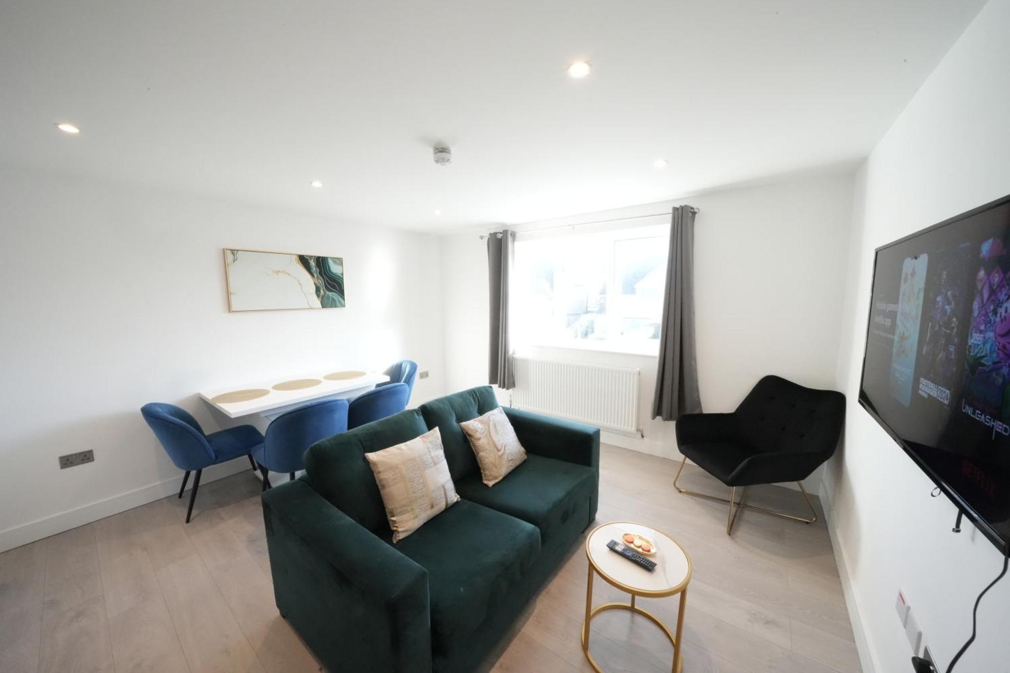 10 Min Drive To Airport - Free Parking - 15 Min Bus Ride - Ev Charge Available Apartment Stanwell