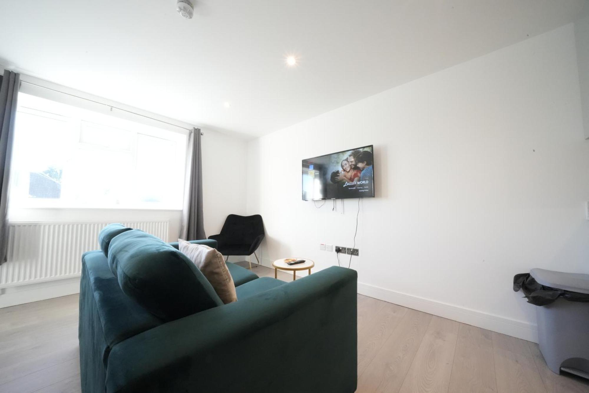 Apartment 10 Min Drive To Airport - Free Parking - 15 Min Bus Ride - Ev Charge Available Stanwell