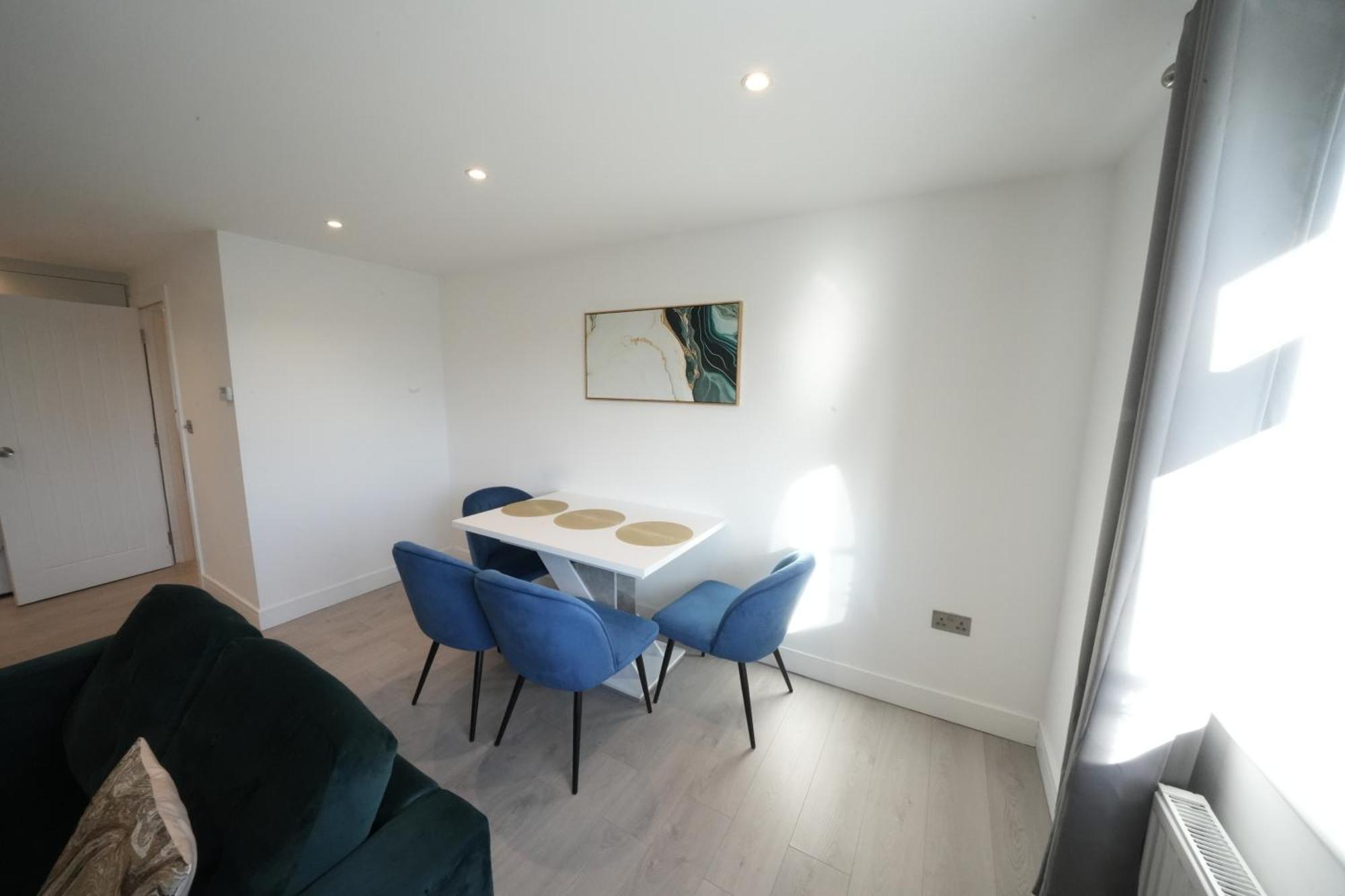 10 Min Drive To Airport - Free Parking - 15 Min Bus Ride - Ev Charge Available Apartment