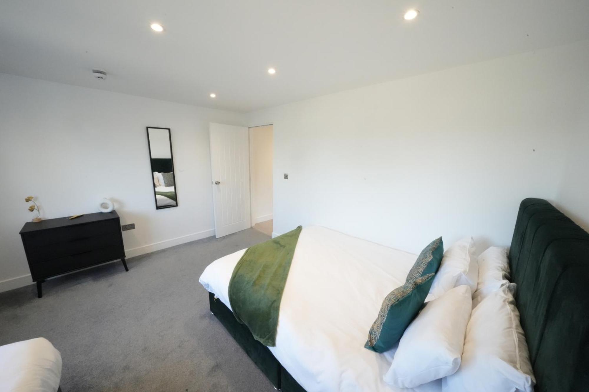 Apartment 10 Min Drive To Airport - Free Parking - 15 Min Bus Ride - Ev Charge Available