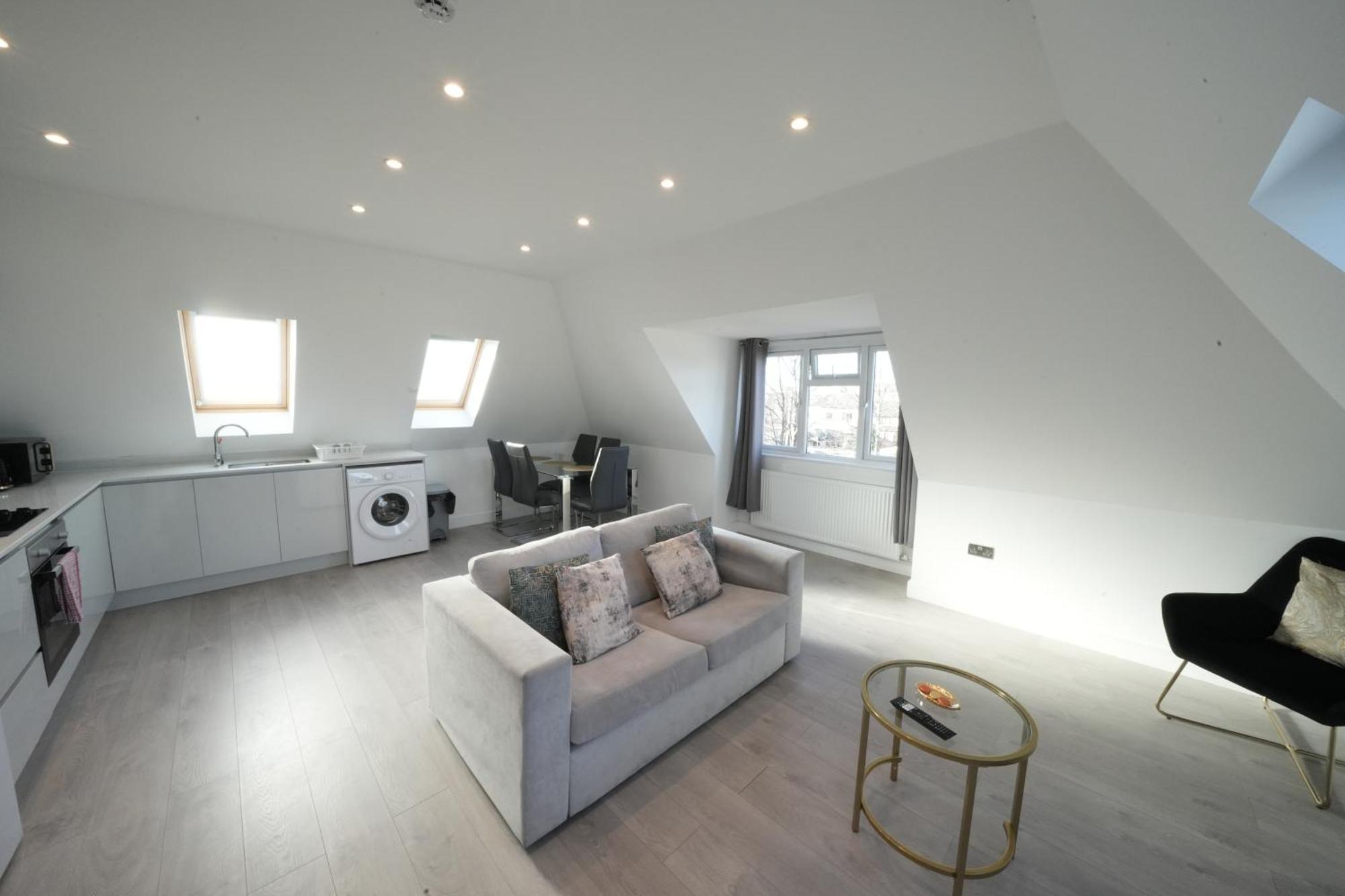 Apartment 10 Min Drive To Airport - Free Parking - 15 Min Bus Ride - Ev Charge Available *