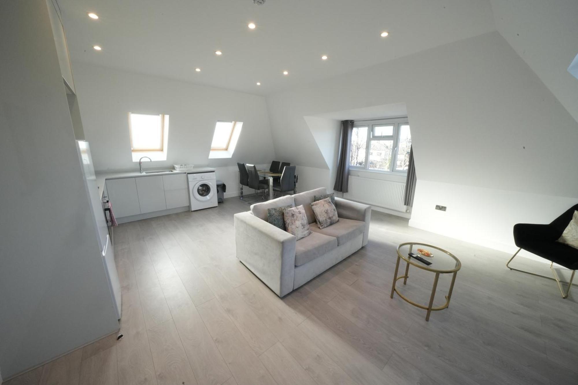 10 Min Drive To Airport - Free Parking - 15 Min Bus Ride - Ev Charge Available Stanwell