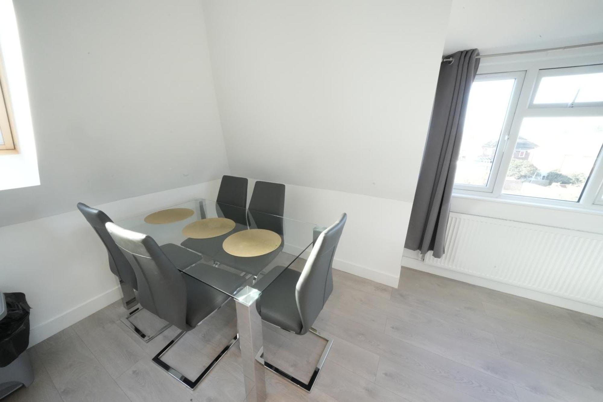10 Min Drive To Airport - Free Parking - 15 Min Bus Ride - Ev Charge Available Apartment