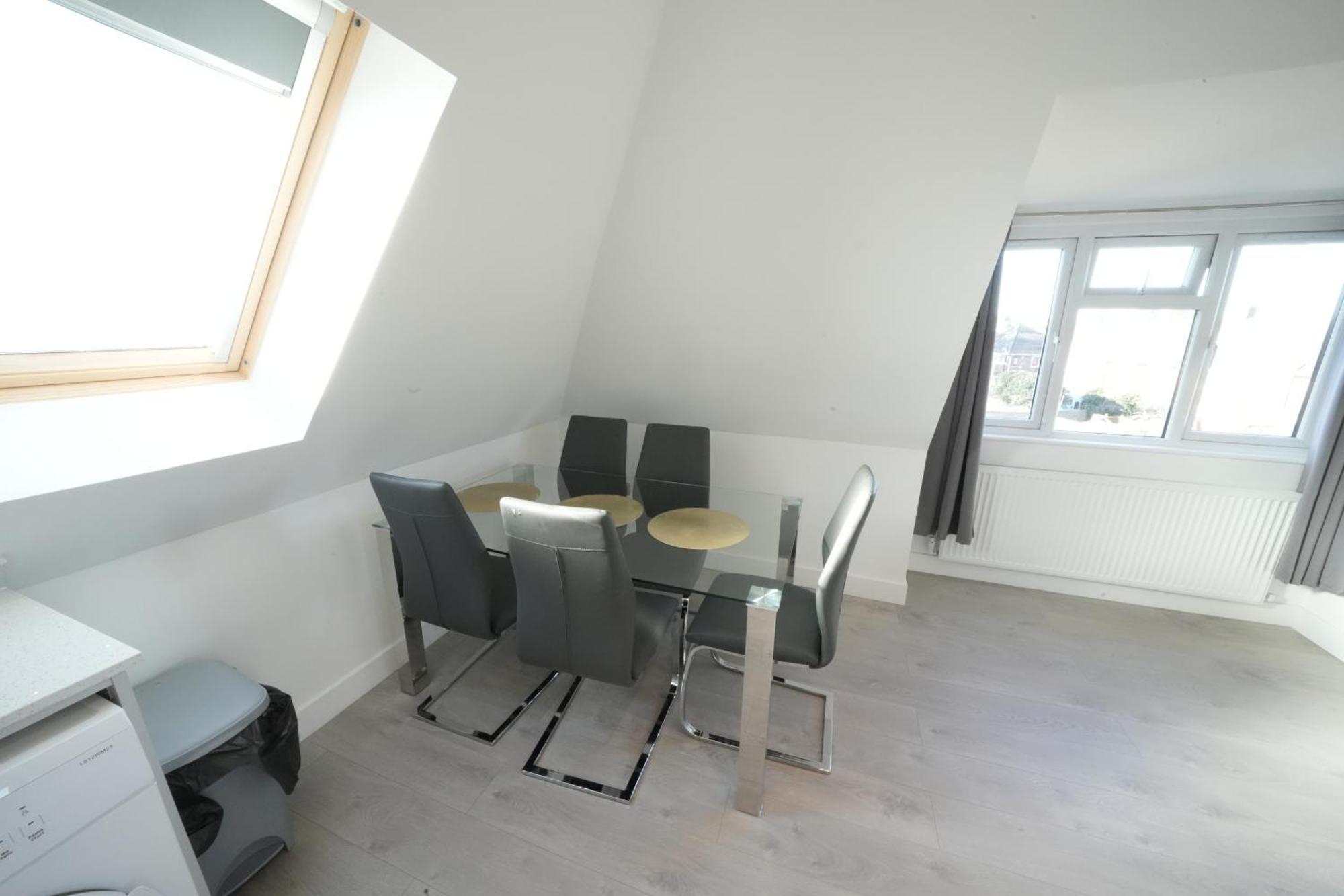 Apartment 10 Min Drive To Airport - Free Parking - 15 Min Bus Ride - Ev Charge Available *