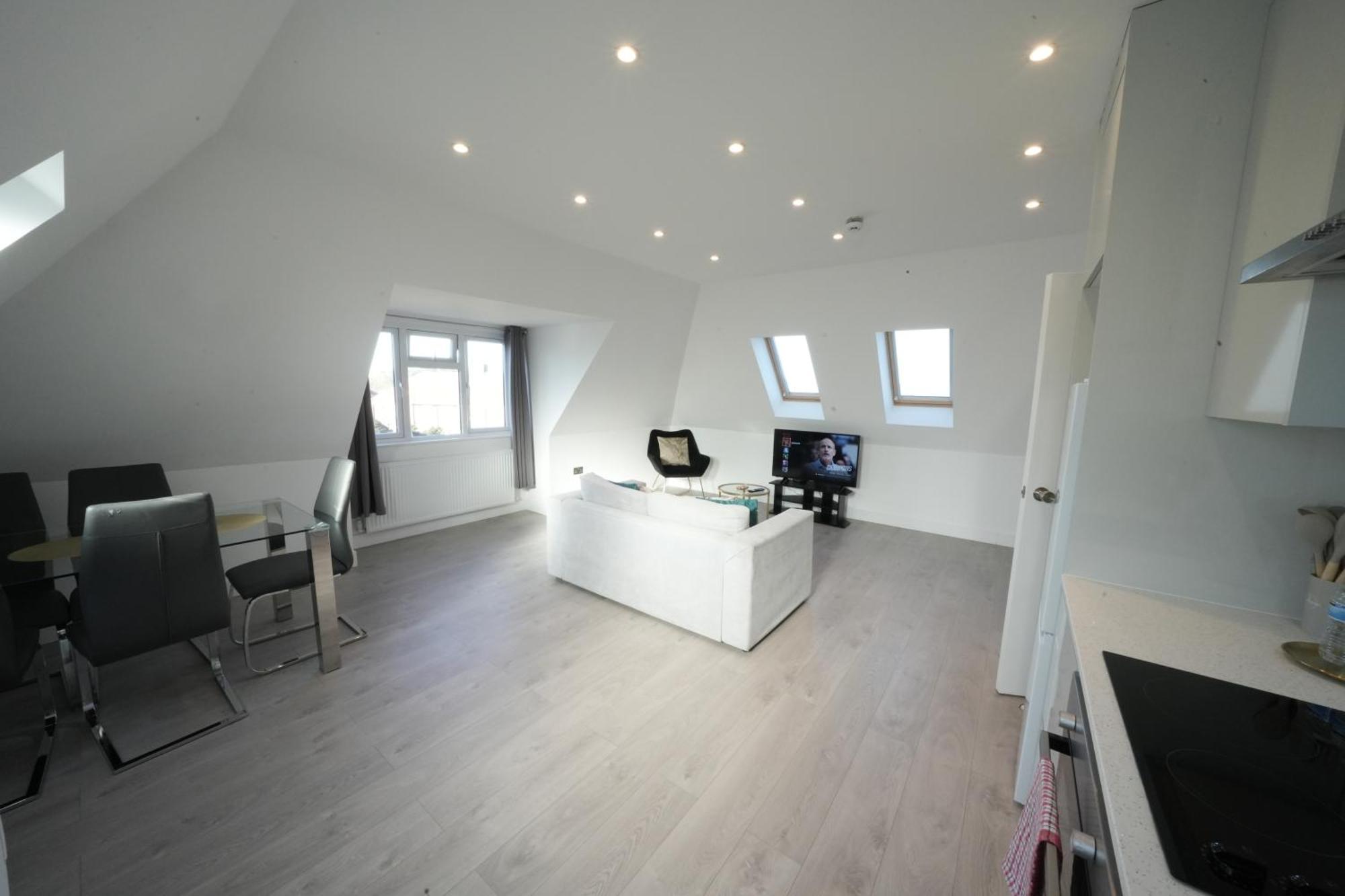 10 Min Drive To Airport - Free Parking - 15 Min Bus Ride - Ev Charge Available Apartment Stanwell