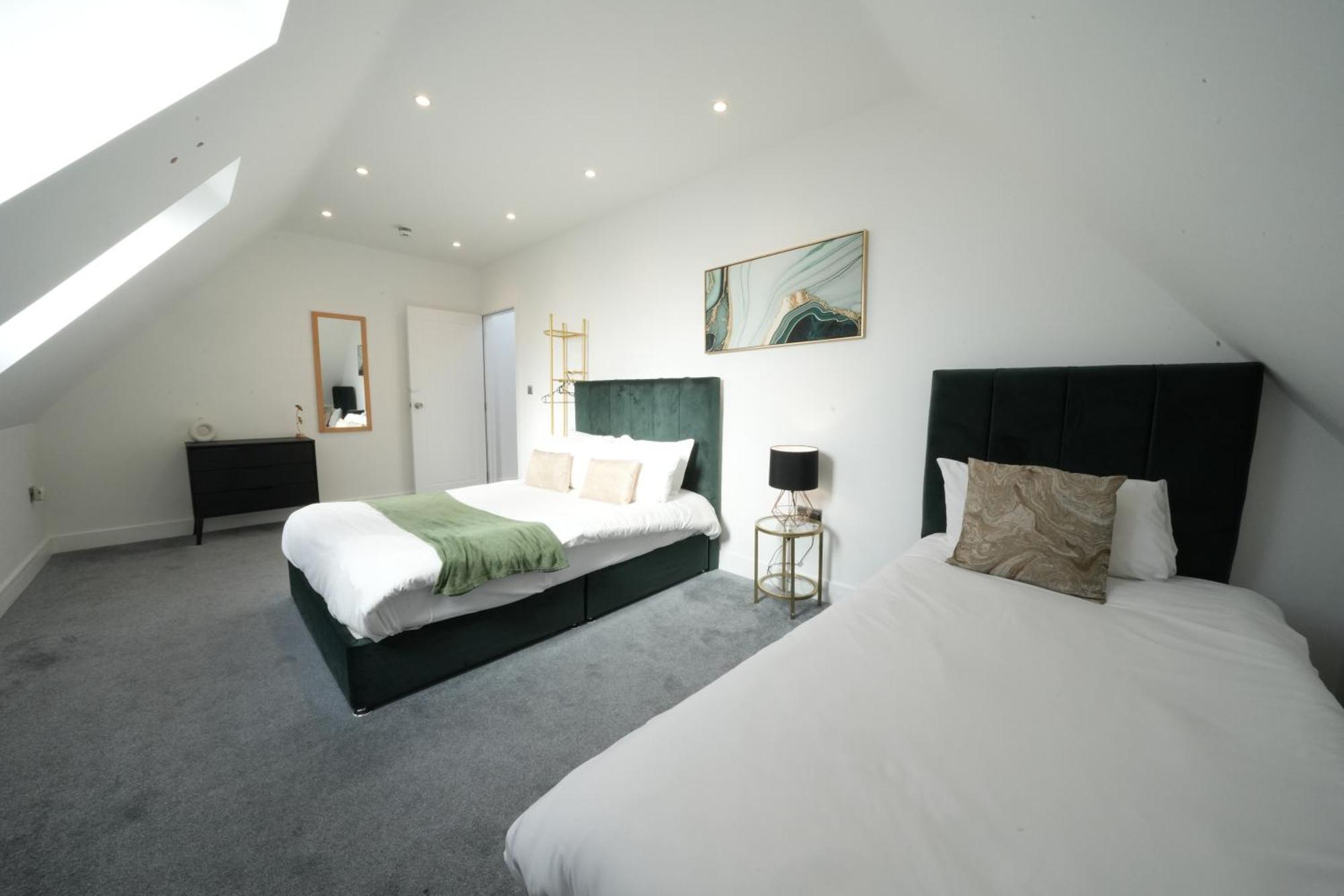 10 Min Drive To Airport - Free Parking - 15 Min Bus Ride - Ev Charge Available *