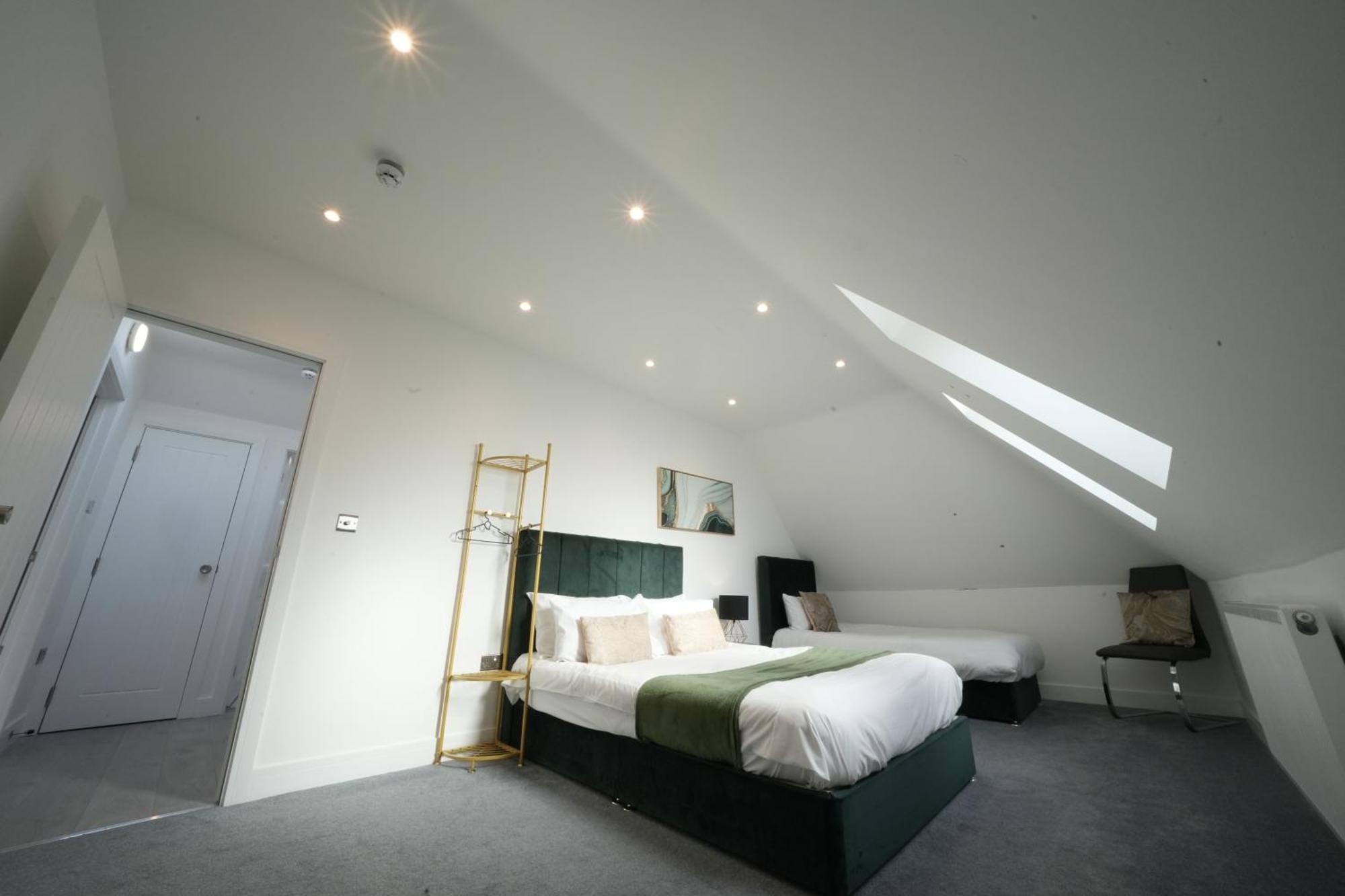 10 Min Drive To Airport - Free Parking - 15 Min Bus Ride - Ev Charge Available Apartment *