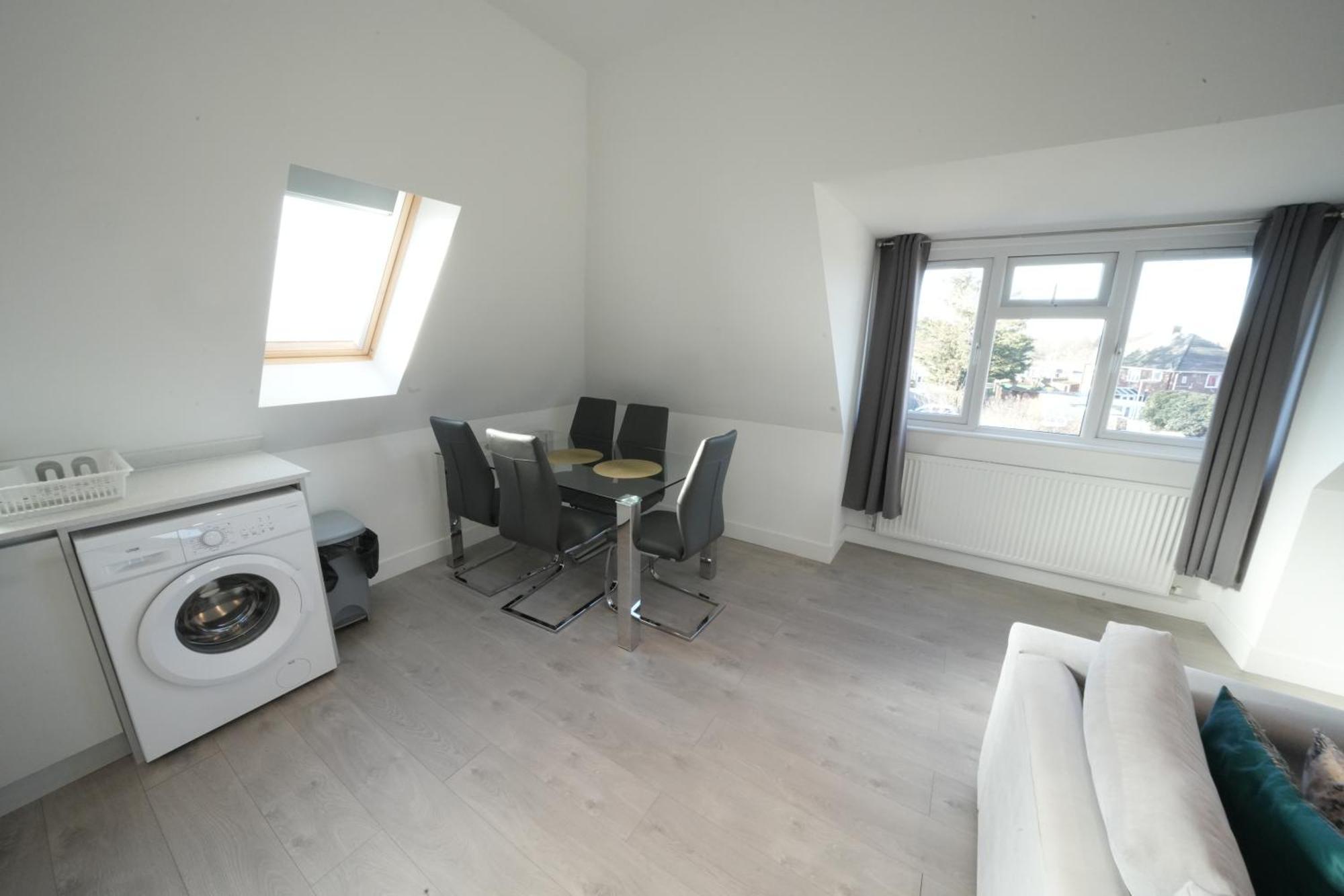 10 Min Drive To Airport - Free Parking - 15 Min Bus Ride - Ev Charge Available * Stanwell