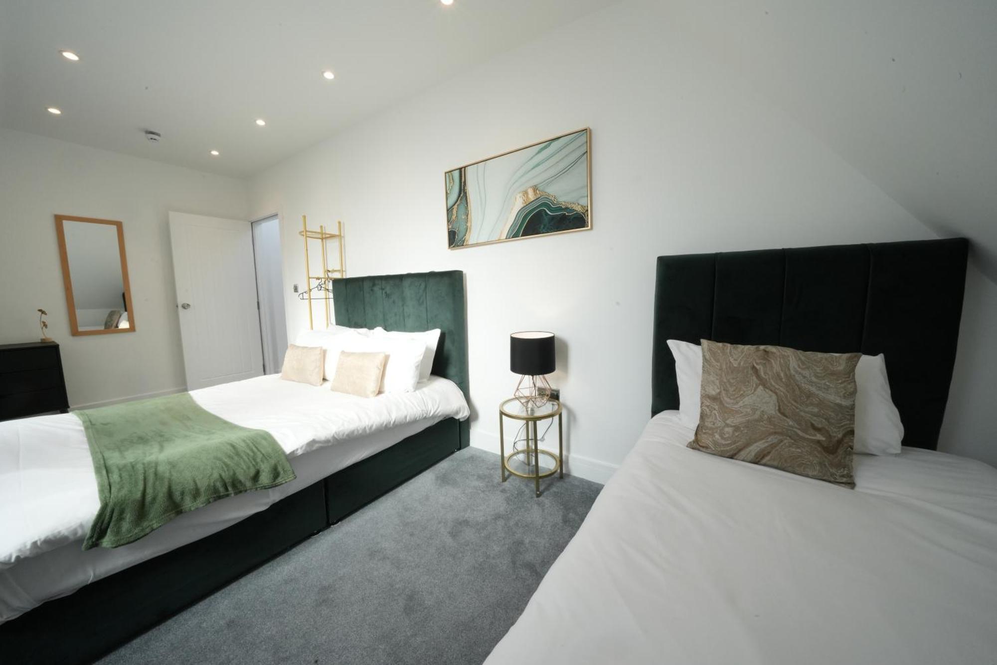 Apartment 10 Min Drive To Airport - Free Parking - 15 Min Bus Ride - Ev Charge Available *