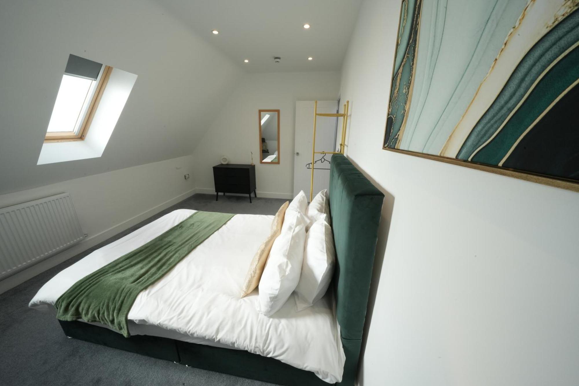 10 Min Drive To Airport - Free Parking - 15 Min Bus Ride - Ev Charge Available Stanwell