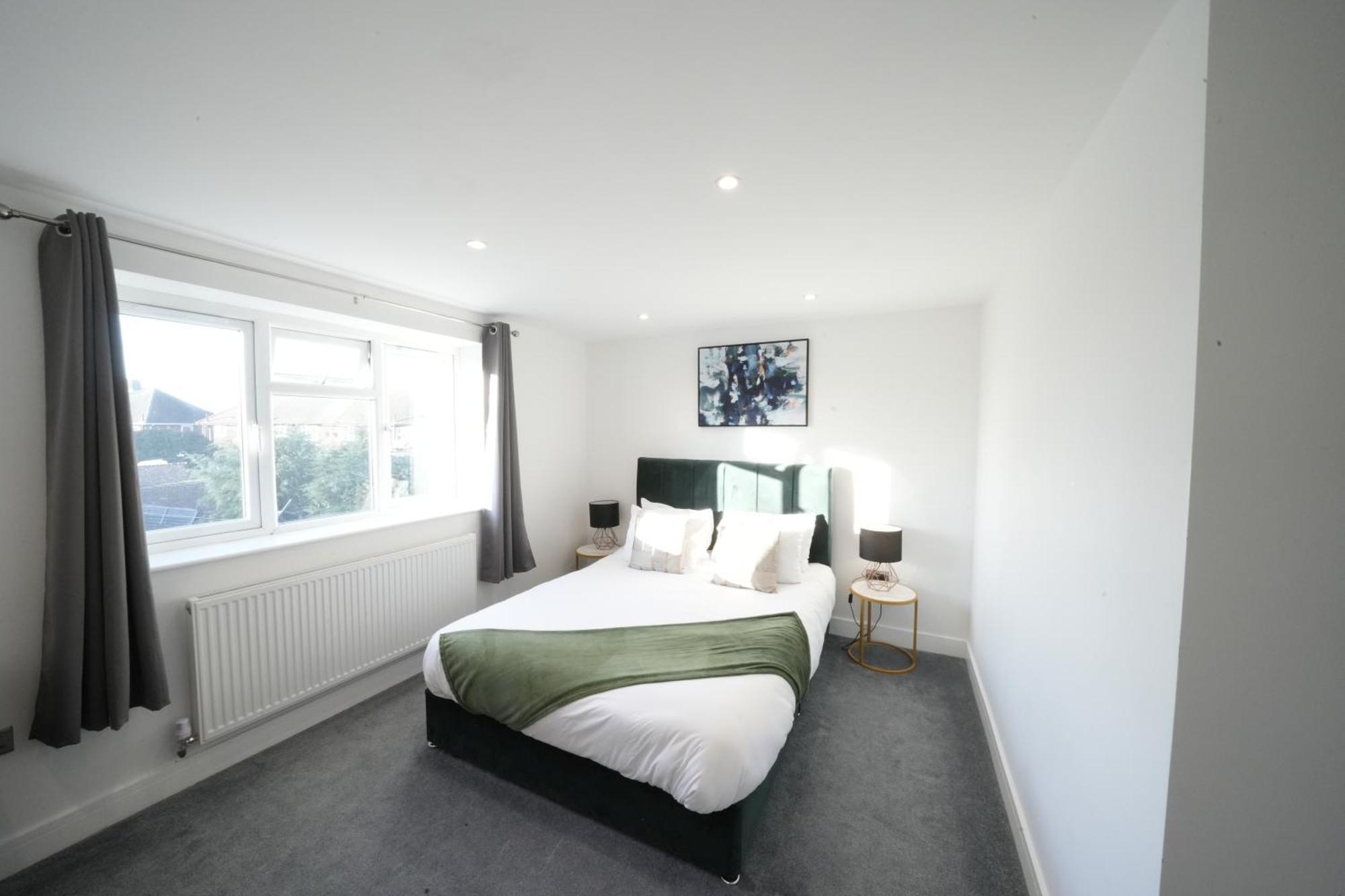 10 Min Drive To Airport - Free Parking - 15 Min Bus Ride - Ev Charge Available *