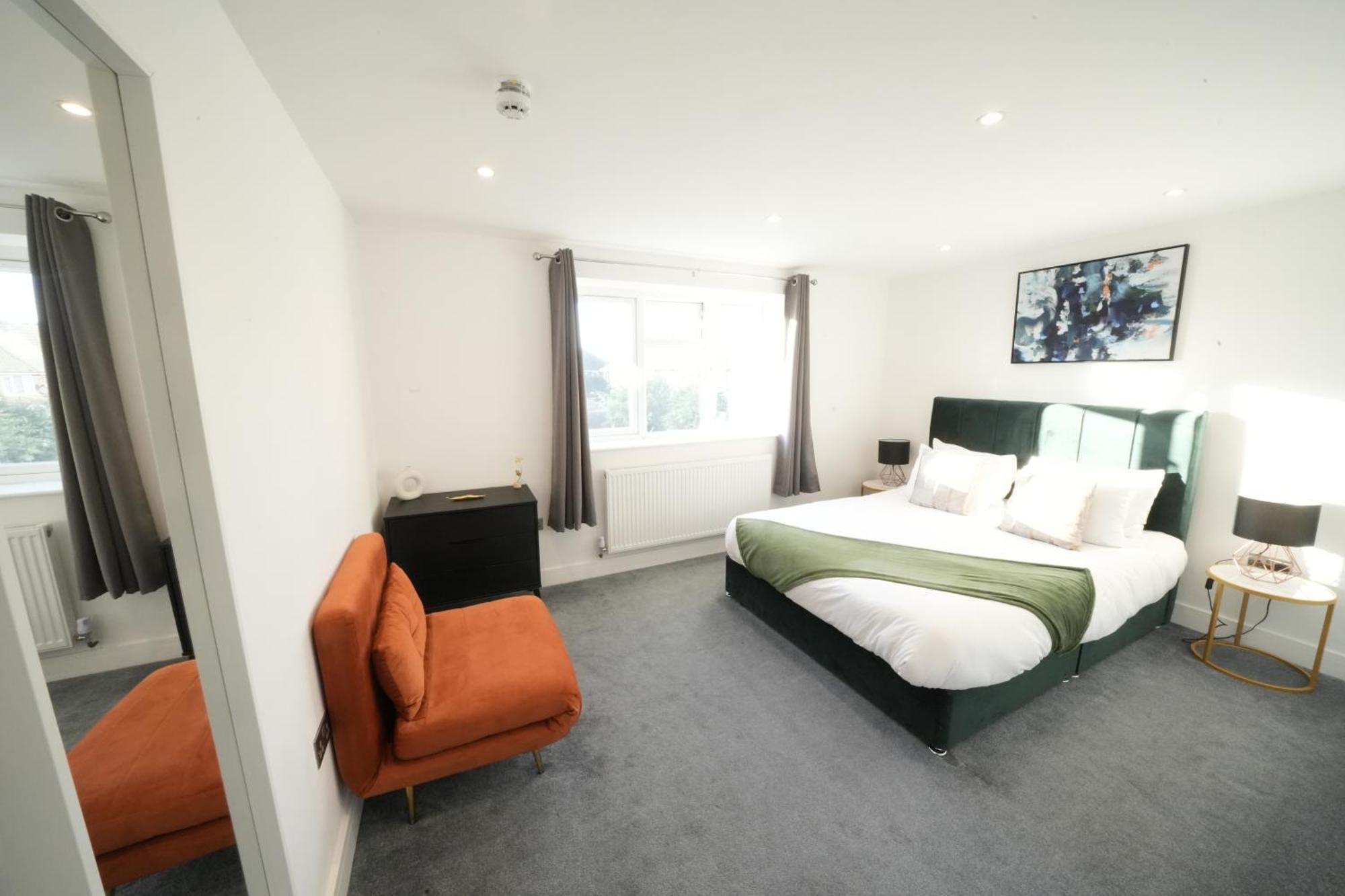 10 Min Drive To Airport - Free Parking - 15 Min Bus Ride - Ev Charge Available Stanwell