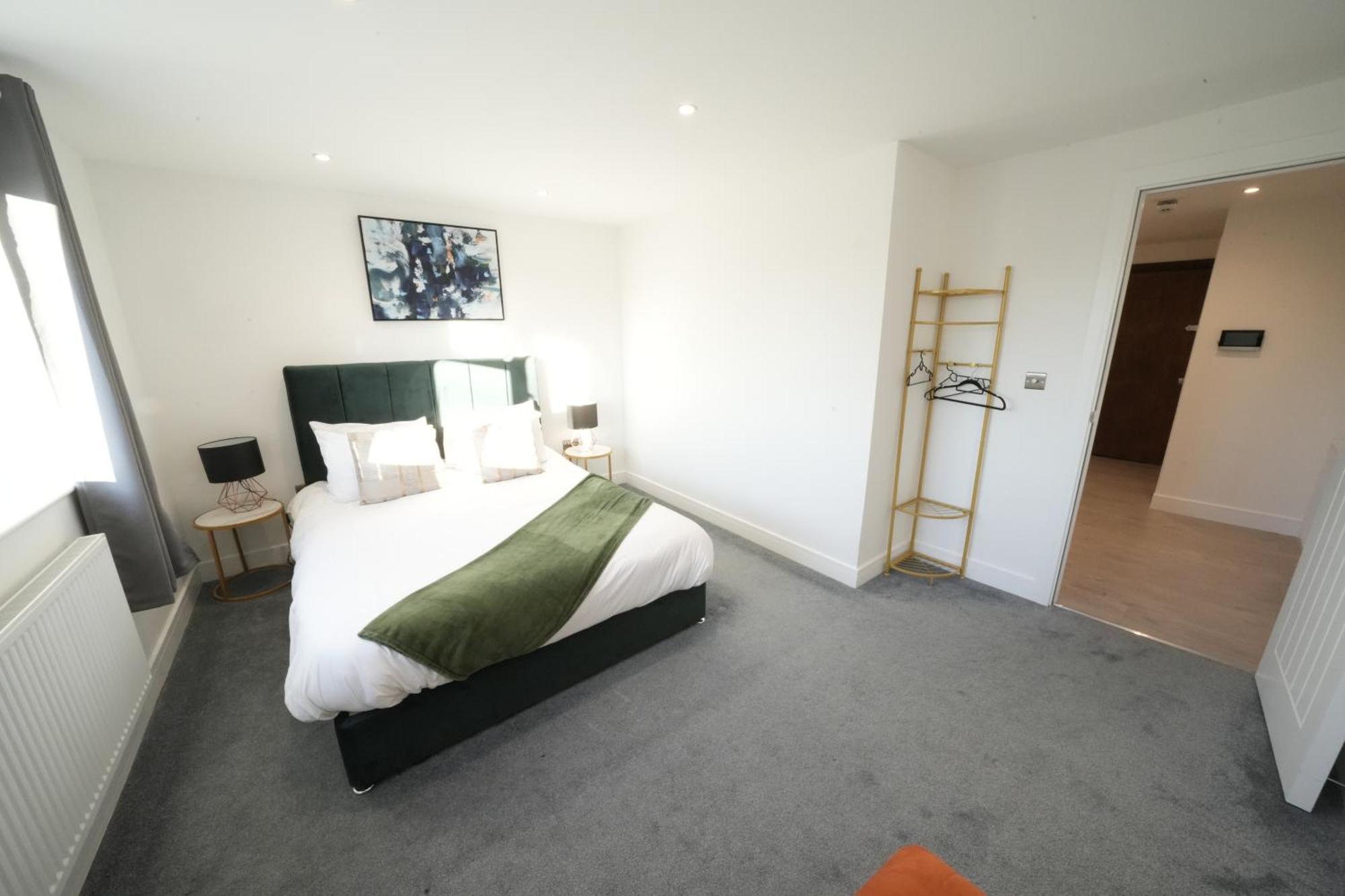 10 Min Drive To Airport - Free Parking - 15 Min Bus Ride - Ev Charge Available Apartment *