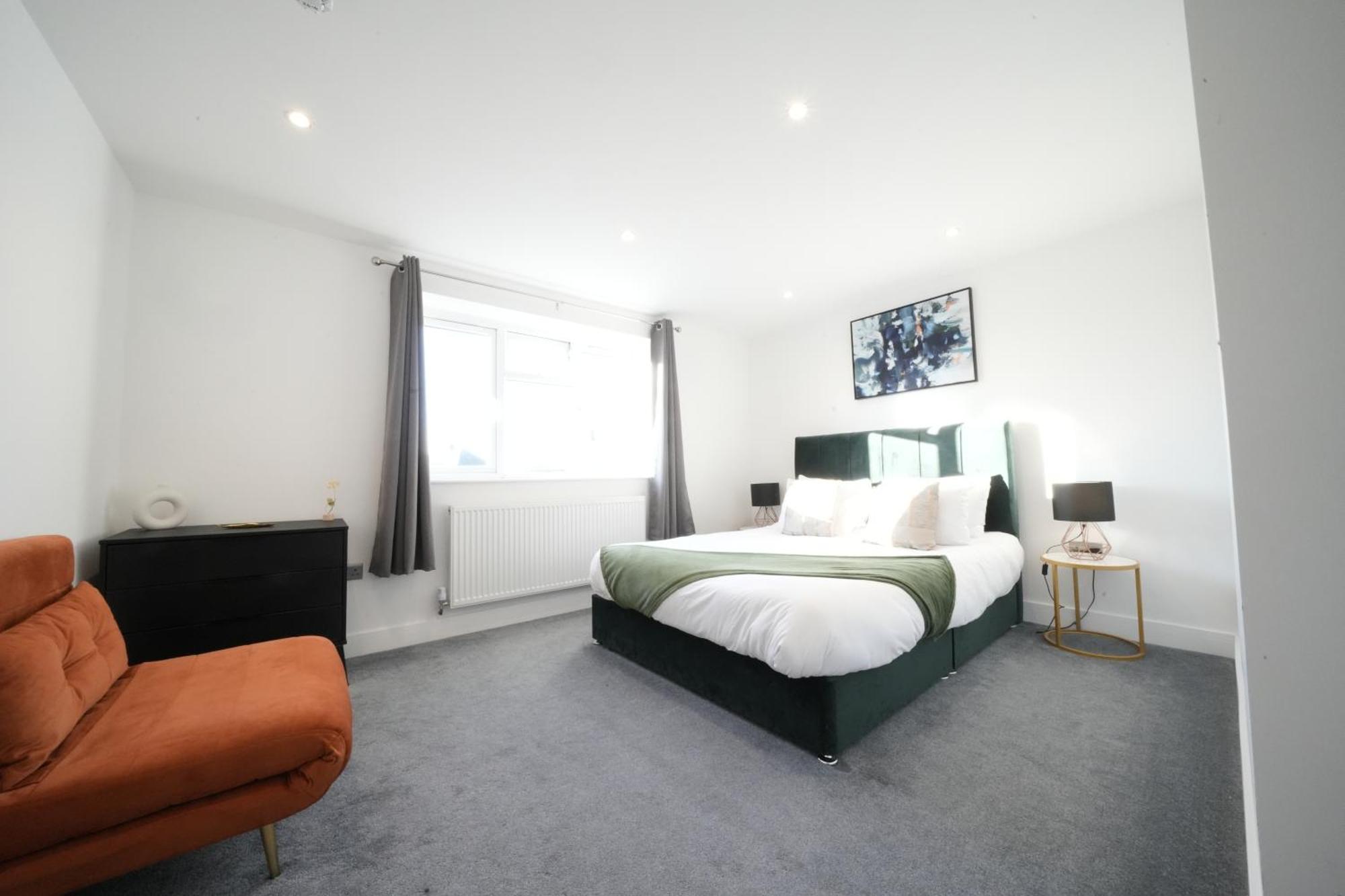 10 Min Drive To Airport - Free Parking - 15 Min Bus Ride - Ev Charge Available Apartment Stanwell
