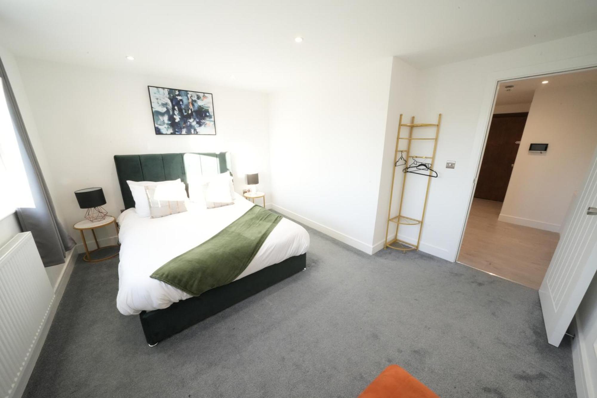 10 Min Drive To Airport - Free Parking - 15 Min Bus Ride - Ev Charge Available Apartment