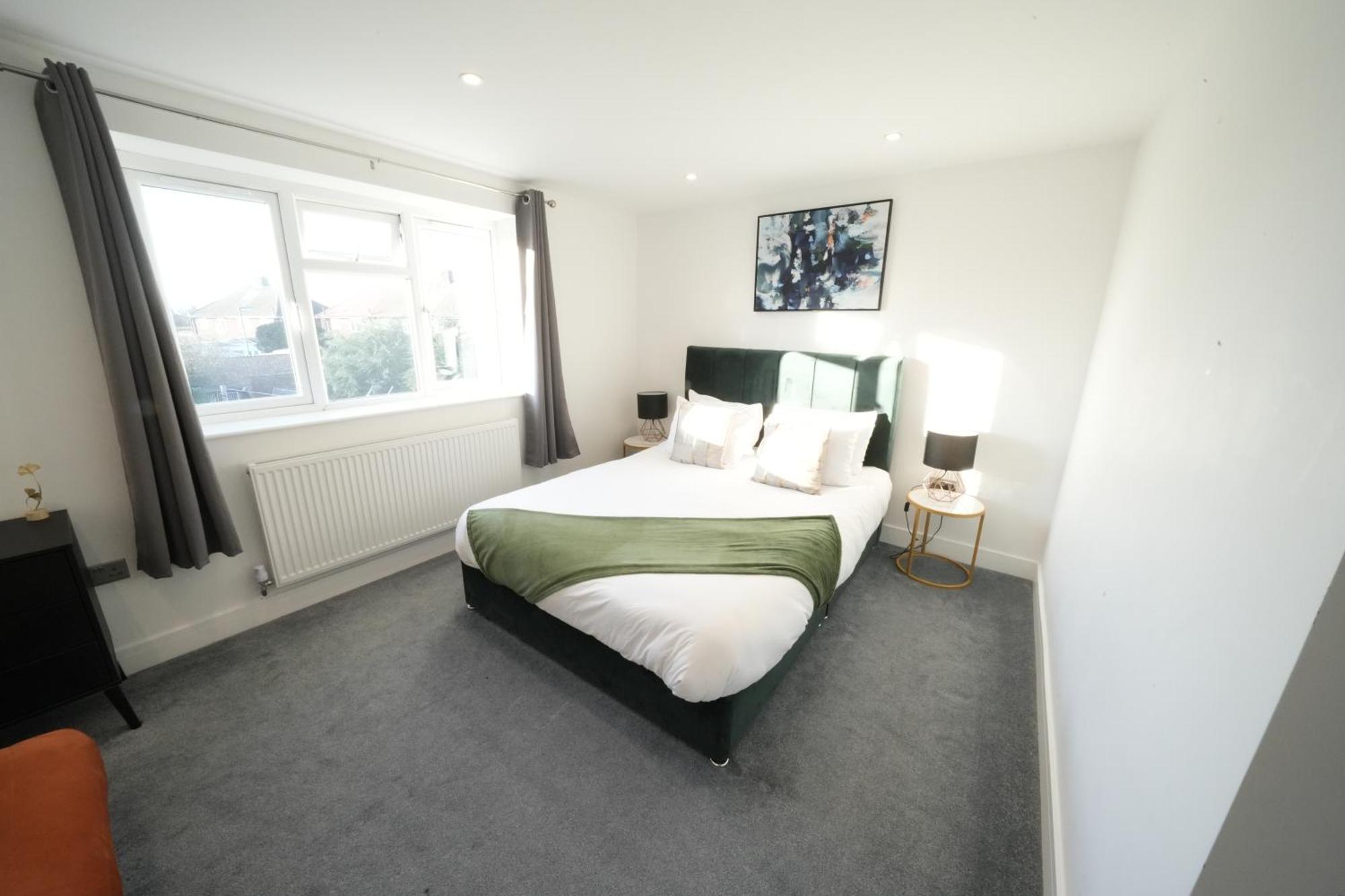 10 Min Drive To Airport - Free Parking - 15 Min Bus Ride - Ev Charge Available Apartment Stanwell
