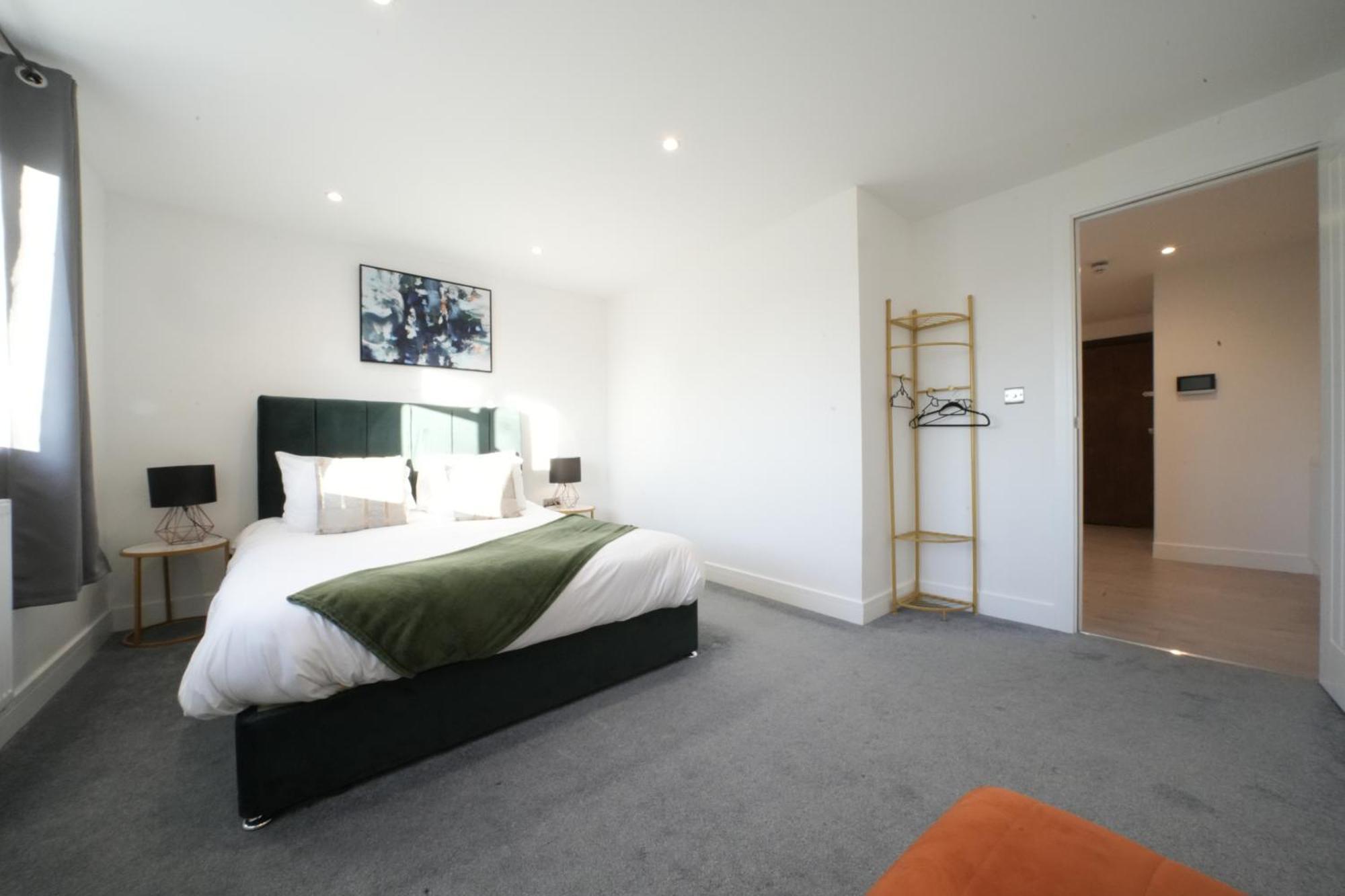 Apartment 10 Min Drive To Airport - Free Parking - 15 Min Bus Ride - Ev Charge Available Stanwell