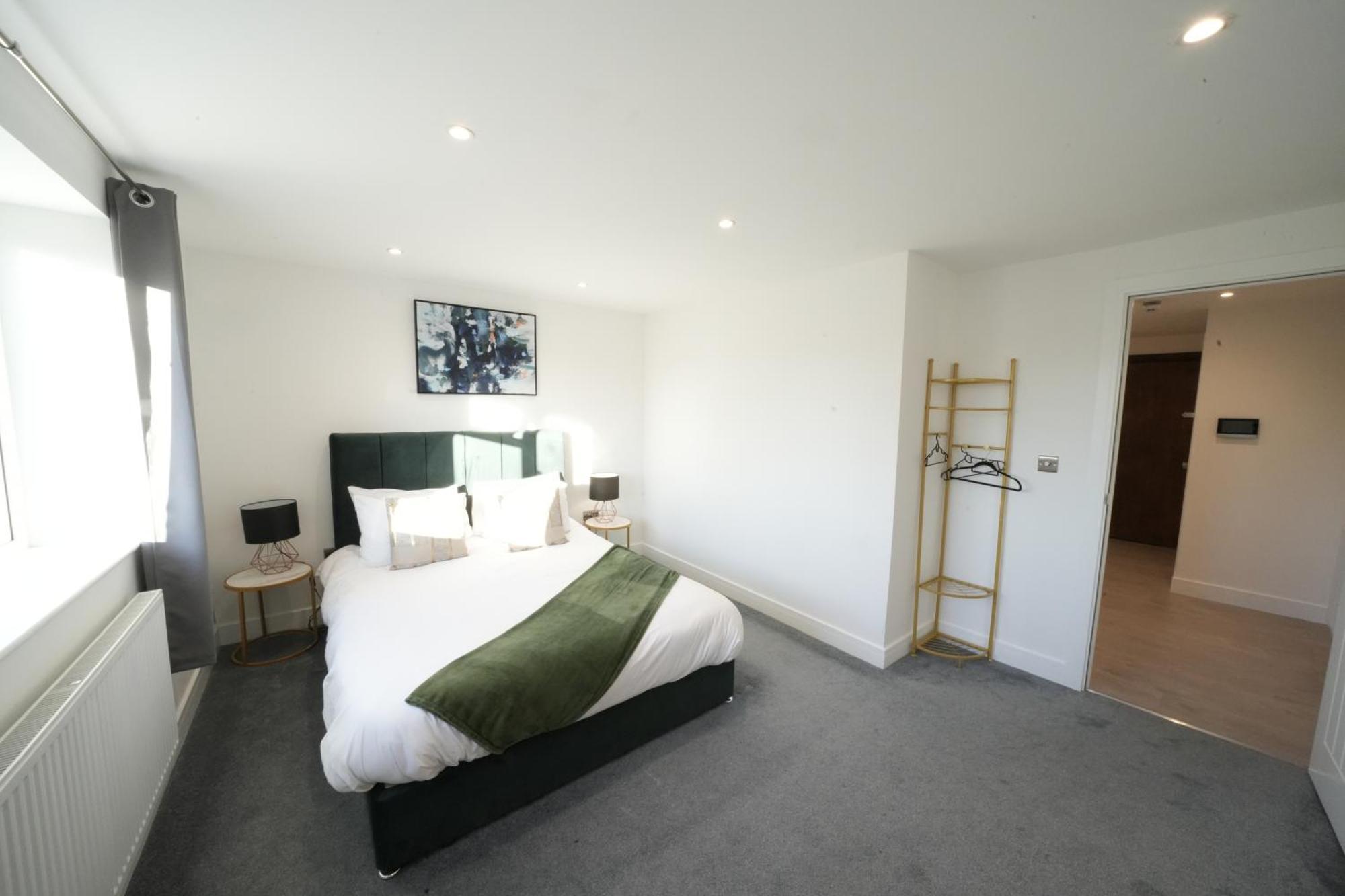 Apartment 10 Min Drive To Airport - Free Parking - 15 Min Bus Ride - Ev Charge Available *