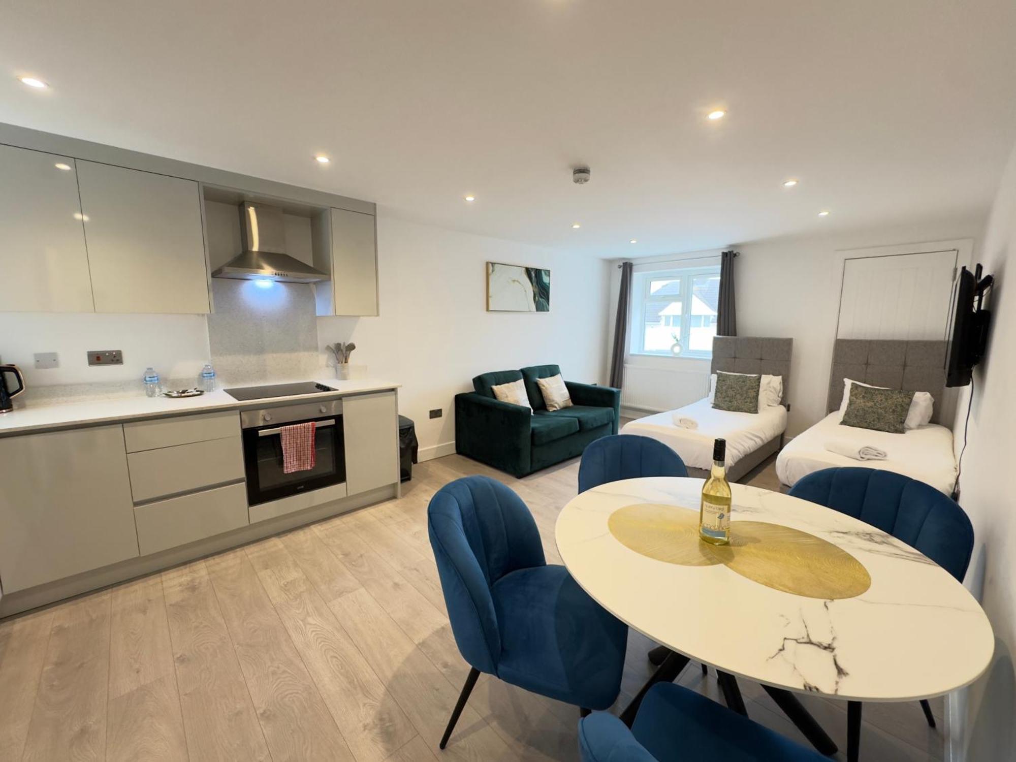 Apartment 10 Min Drive To Airport - Free Parking - 15 Min Bus Ride - Ev Charge Available *