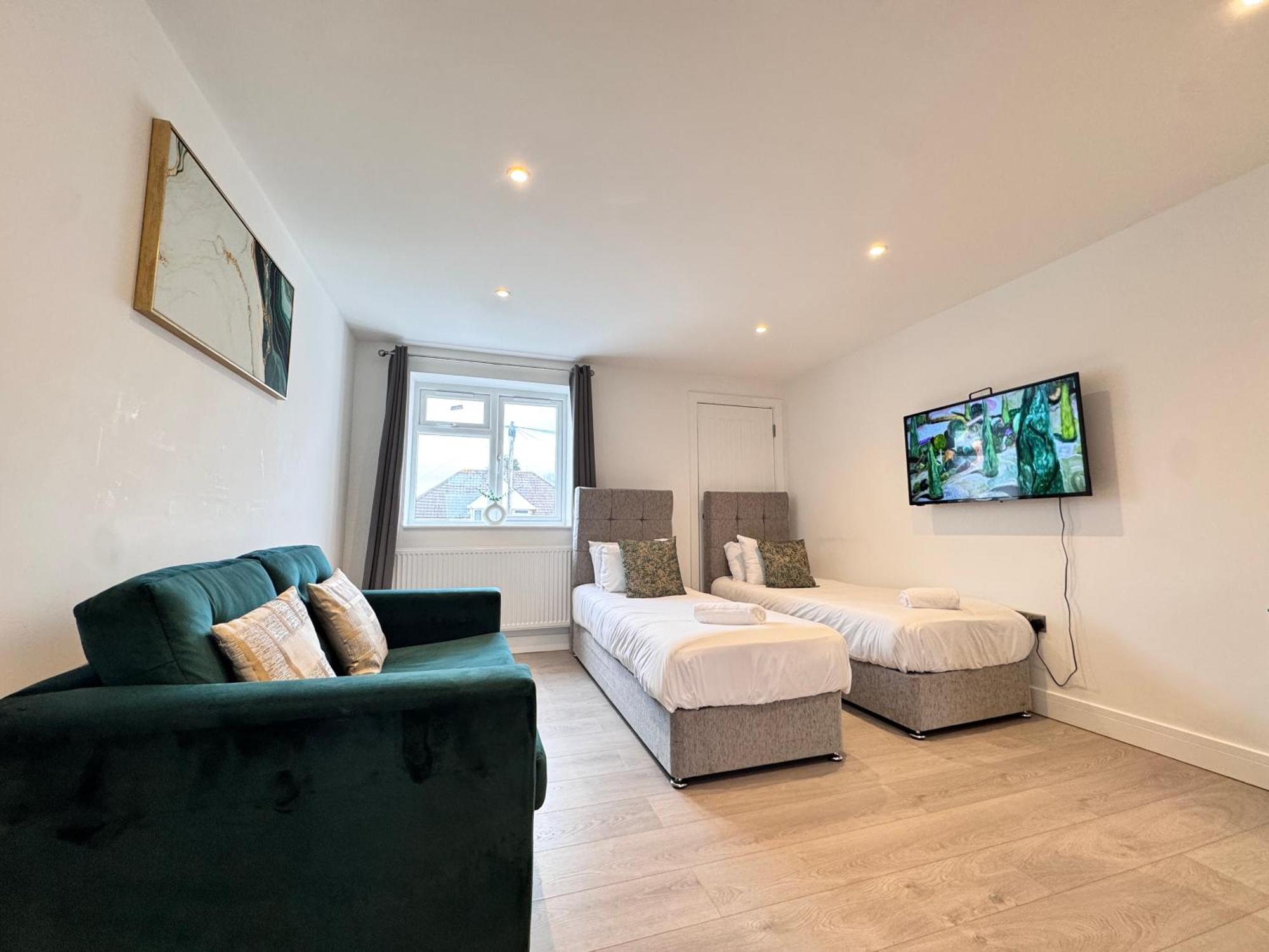 Apartment 10 Min Drive To Airport - Free Parking - 15 Min Bus Ride - Ev Charge Available Stanwell