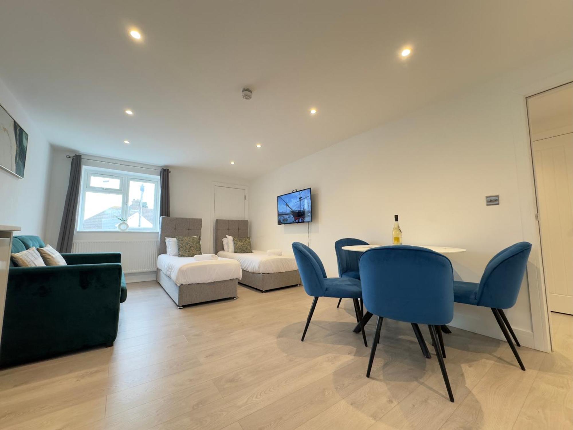 10 Min Drive To Airport - Free Parking - 15 Min Bus Ride - Ev Charge Available Apartment Stanwell
