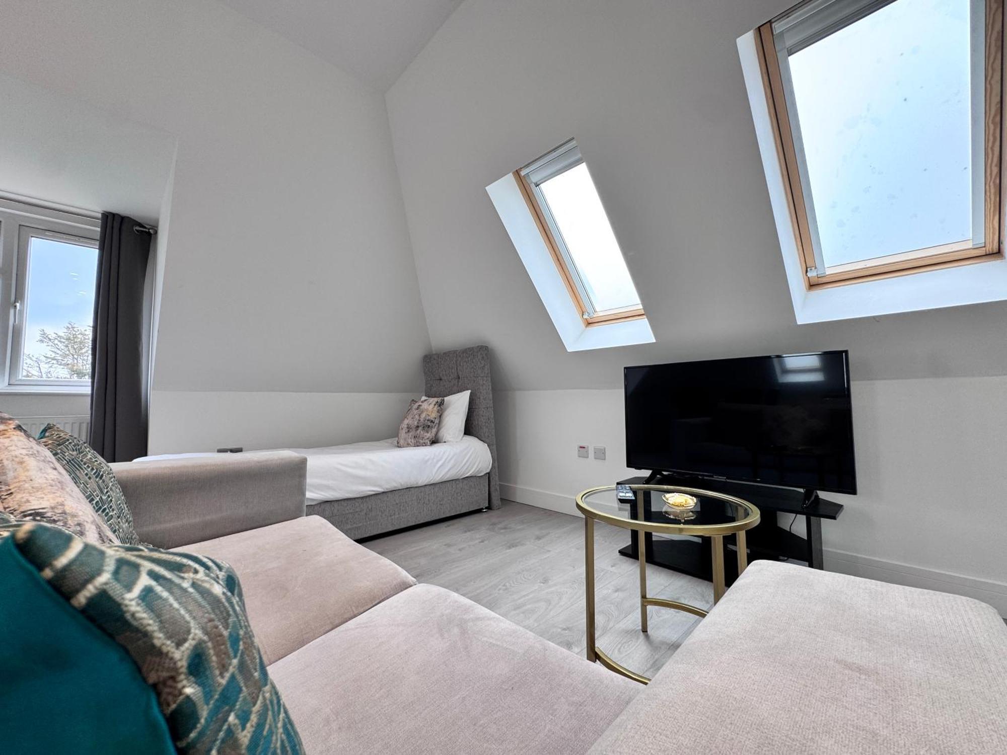 10 Min Drive To Airport - Free Parking - 15 Min Bus Ride - Ev Charge Available Apartment
