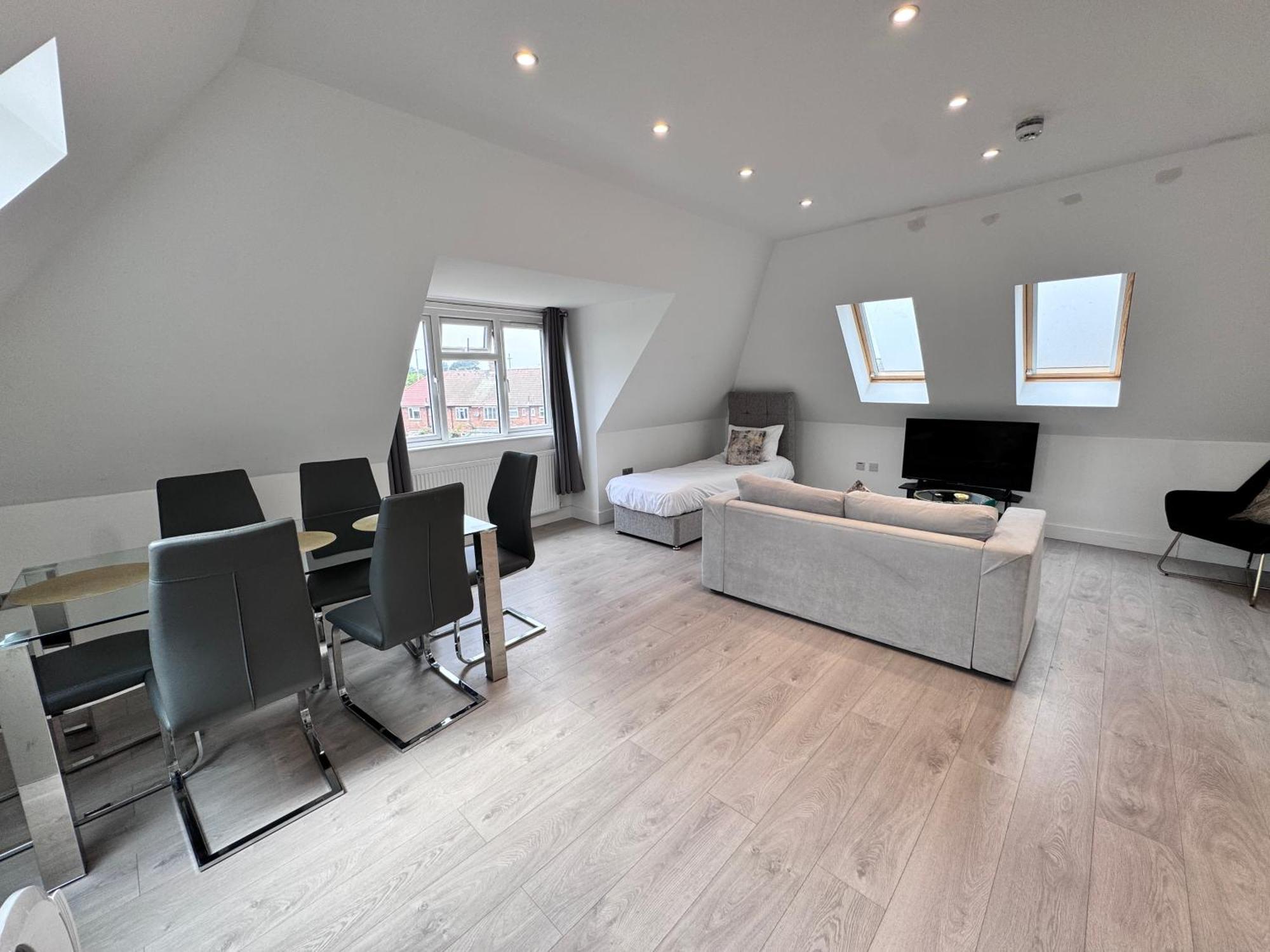 10 Min Drive To Airport - Free Parking - 15 Min Bus Ride - Ev Charge Available Stanwell