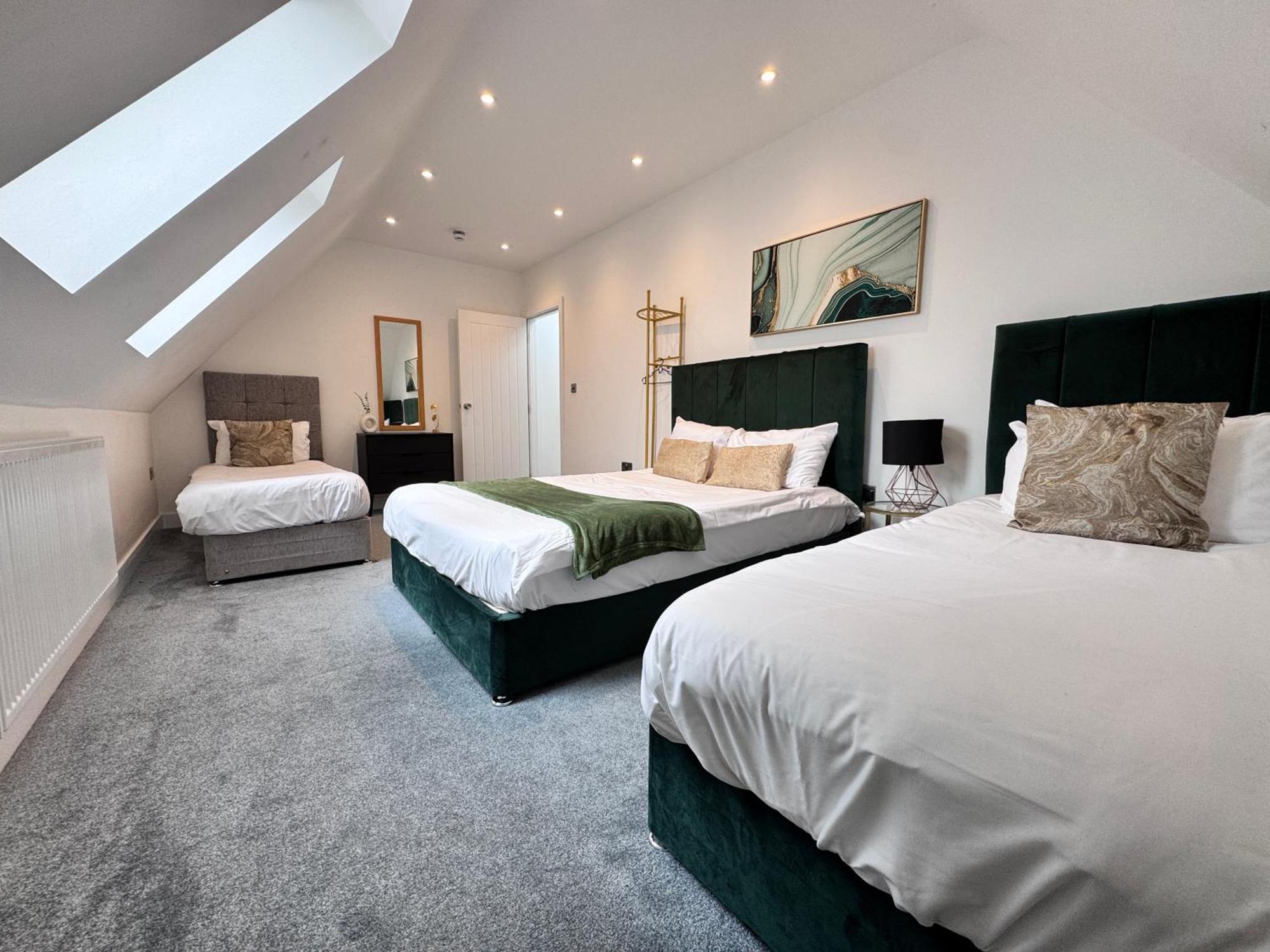 10 Min Drive To Airport - Free Parking - 15 Min Bus Ride - Ev Charge Available * Stanwell