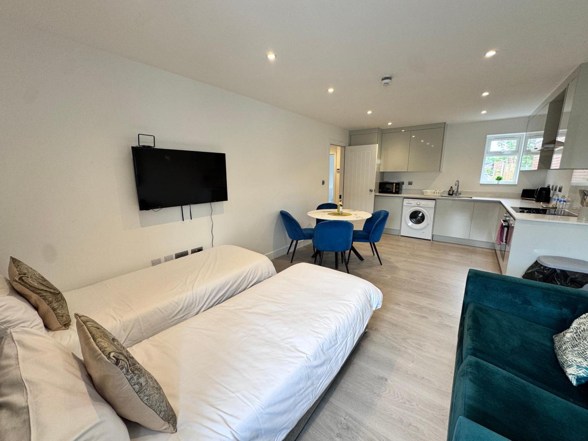 10 Min Drive To Airport - Free Parking - 15 Min Bus Ride - Ev Charge Available Apartment