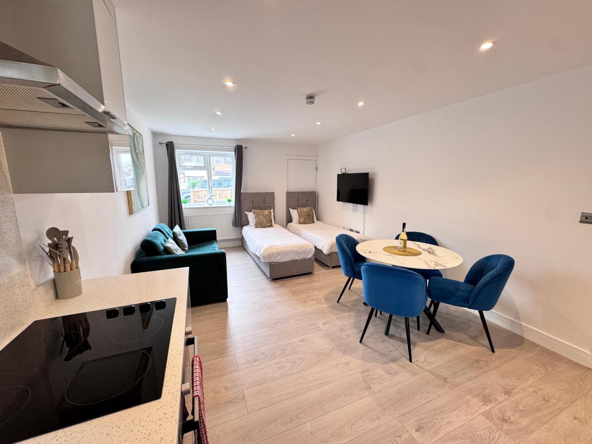 10 Min Drive To Airport - Free Parking - 15 Min Bus Ride - Ev Charge Available