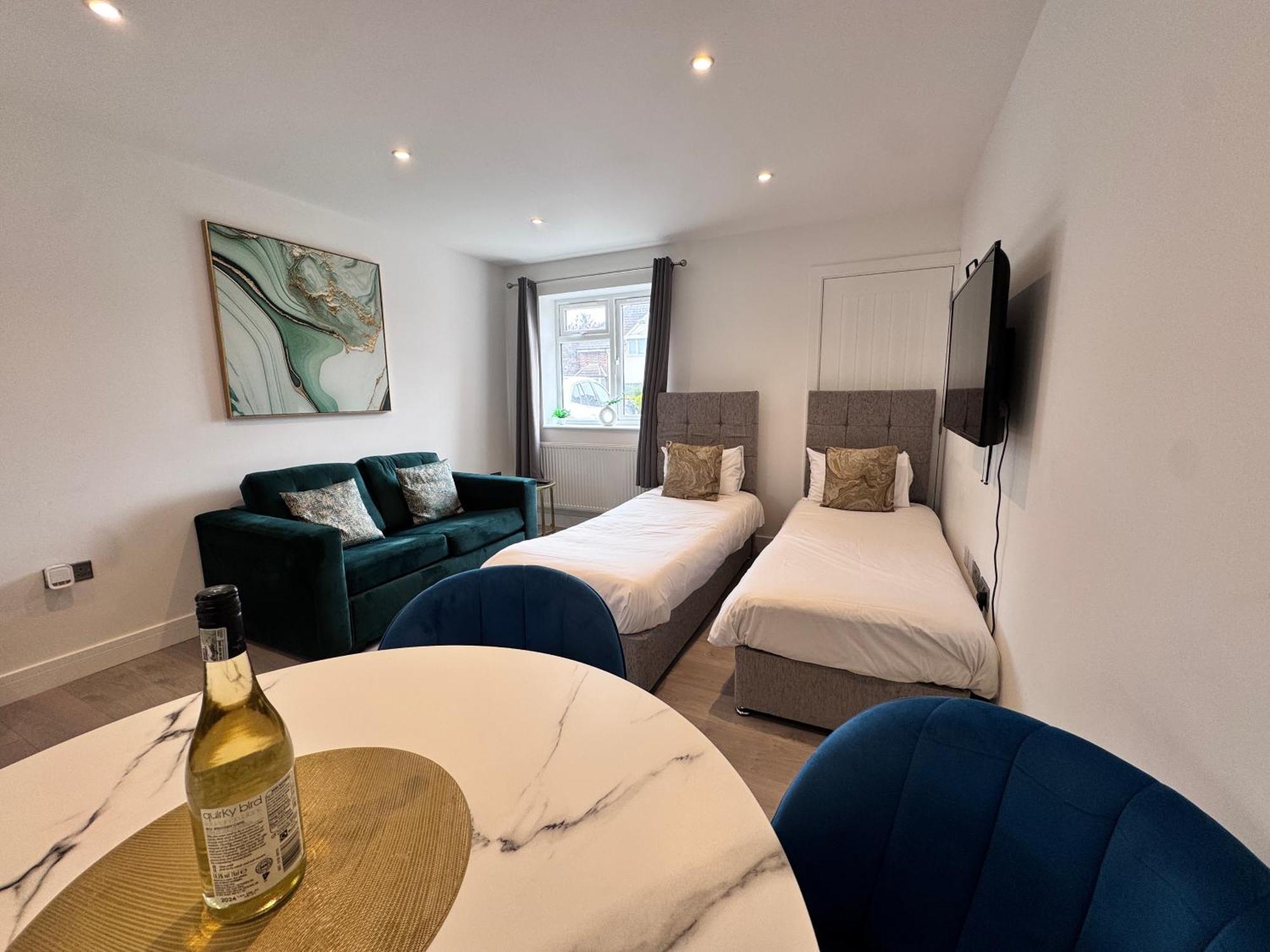 Apartment 10 Min Drive To Airport - Free Parking - 15 Min Bus Ride - Ev Charge Available Stanwell